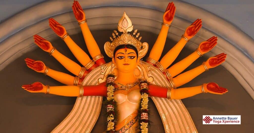 Göttin, viele Arme, Lalita Durga Annette Bauer Yoga Xperience