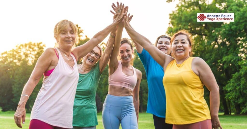 Frauen, Arme oben, Kreis, Yogaclub Niyamas Annette Bauer Yoga Xperience