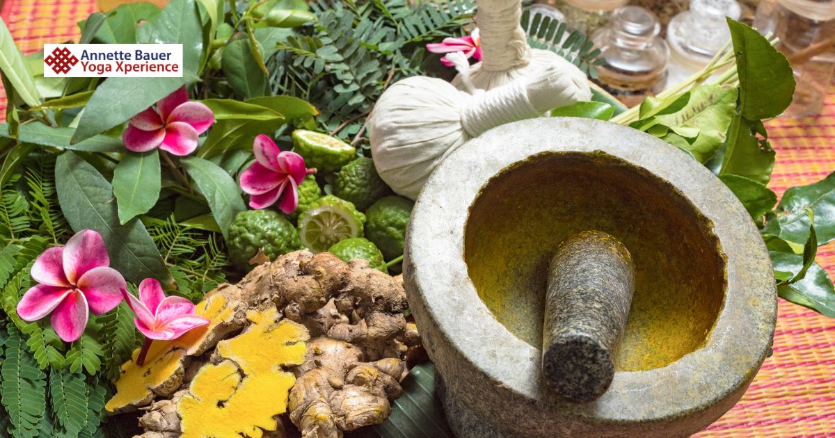 Kraeuter, Moerser, Blueten, Ayurveda im Herbst Annette Bauer Yoga Xperience