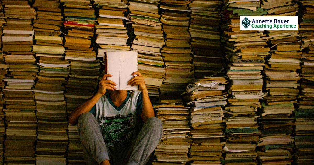 Bücherwand, Leserin, 8 Buchvorschläge für ein (neues) Selbstbild Annette Bauer Yoga Xperience