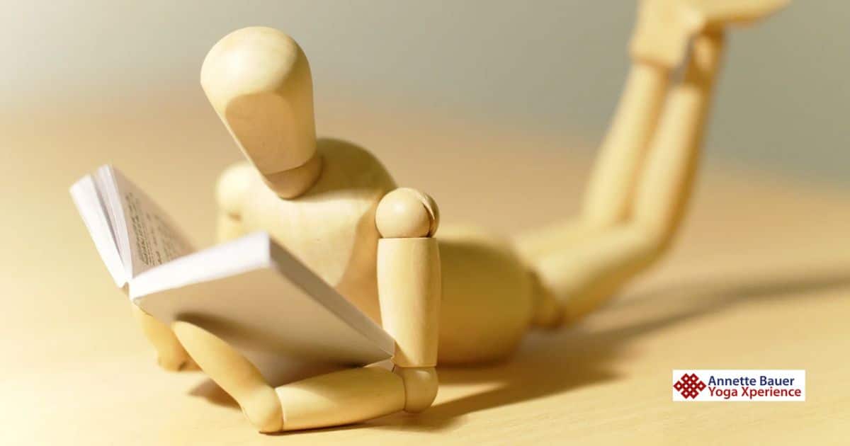Holzfigur, Buch, Gute Vorsätze: Gesund durch die Wechseljahre 11 Buecher Annette Bauer Yoga Xperience