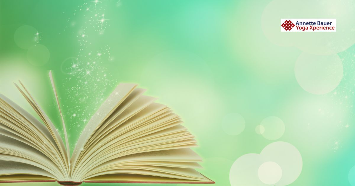 geöffnetes Buch; 11 Yoga Bücher Achtsamkeit in Übergängen Yoga Xperience Annette Bauer