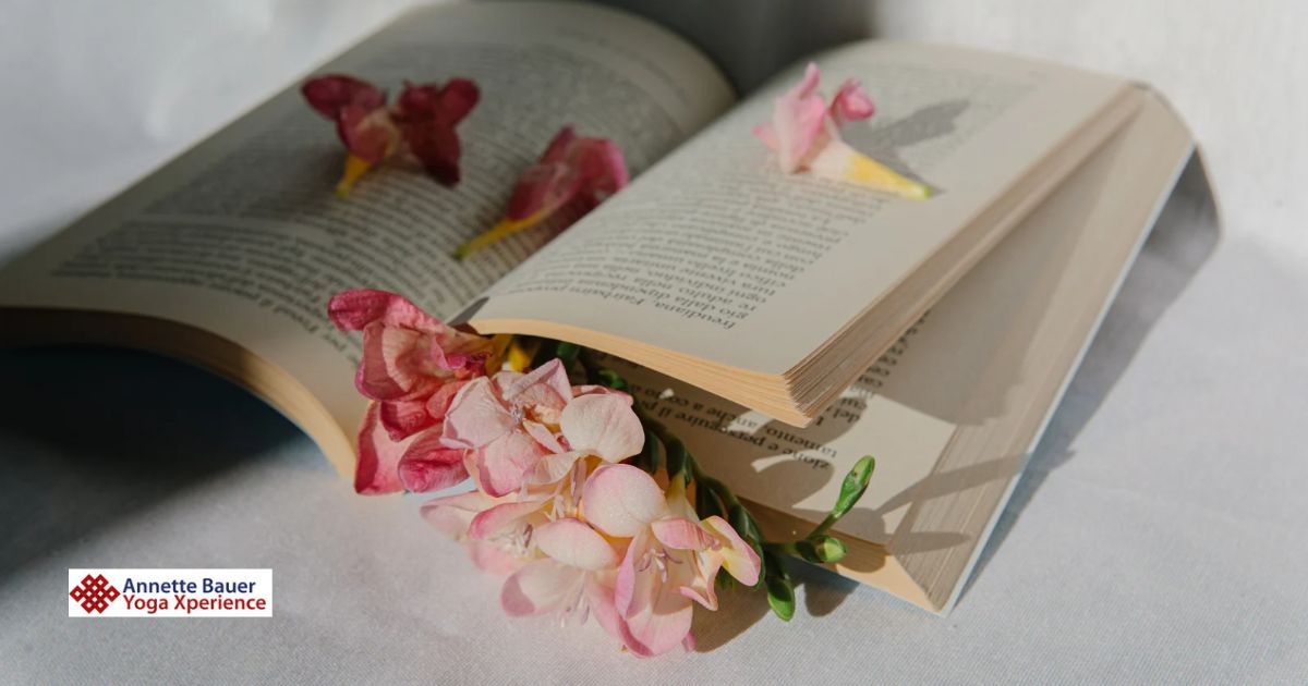 Bücher und Blüten, Yoga, Ernährung und Strategie: 12 Buchvorstellungen Yoga Xperience Annette Bauer