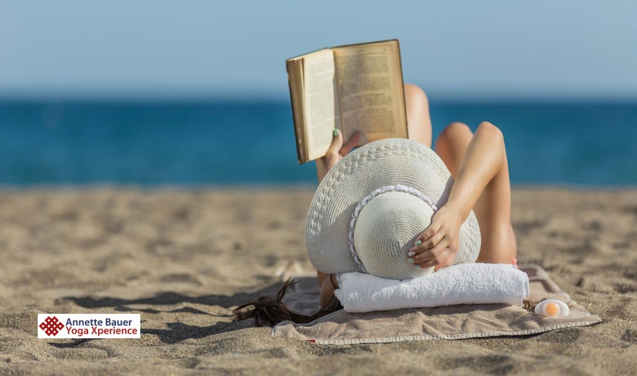 Strand, Hut, Buch, Sommerlektuere Annette Bauer Yoga Xperience neu