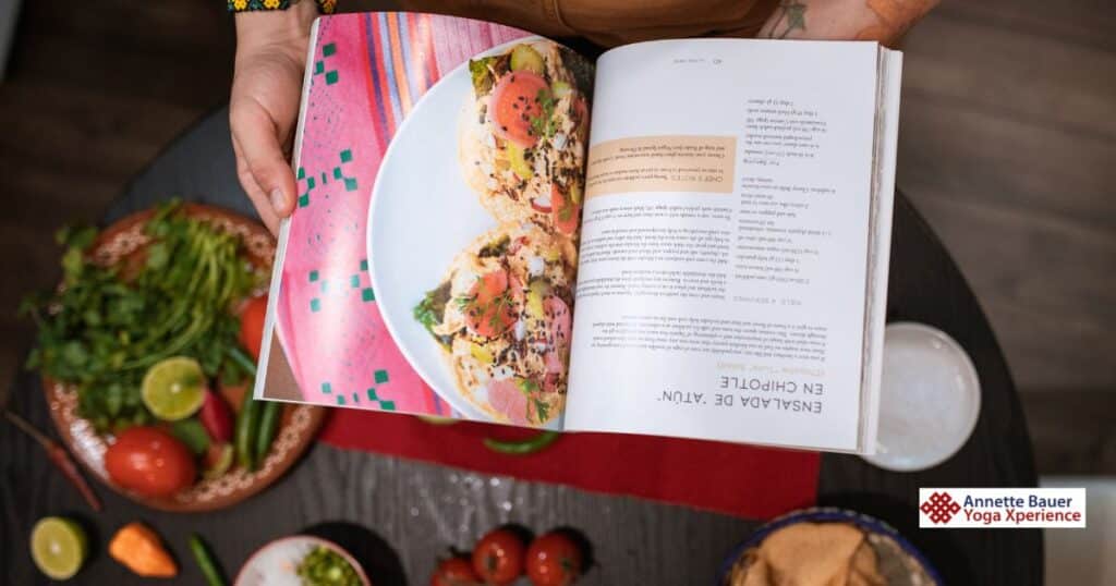 Buch, kochen, Tisch, Zutaten - 14 Bücher für Frauen, Männer, Menschen Annette Bauer Yoga Xperience