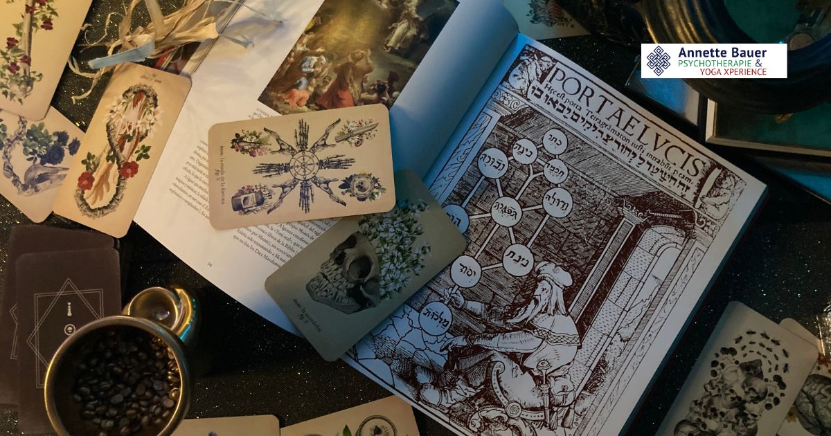 Buch, Karten, Tasse Orakeln Rauhnächte Spiritualität Annette Bauer Yoga Xperience