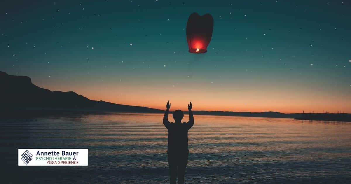 Papierballon, Mann, Himmelslaterne, Loslassen Annette Bauer yoga-xperience.de