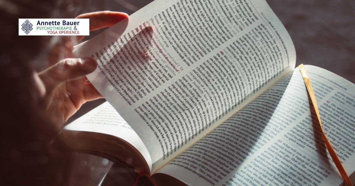 Buch, Seite, Hand, Buecher Ayurveda Annette Bauer HP Psychotherapie 5