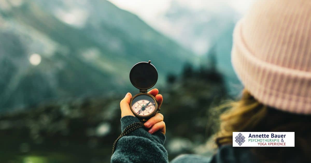 Frau, Berge, Kompass Sinnsuche Annette Bauer Yoga Xperience