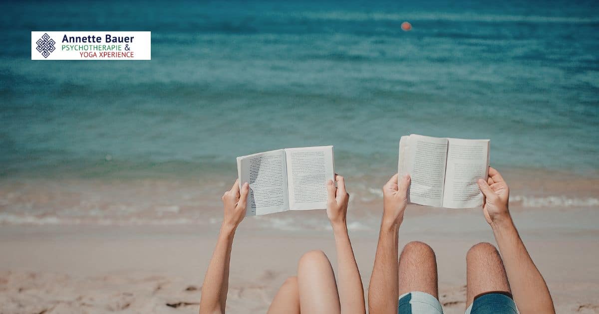 Strand, Menschen, Bücher Sommerurlaub 2026 Annette Bauer Yoga Xperience
